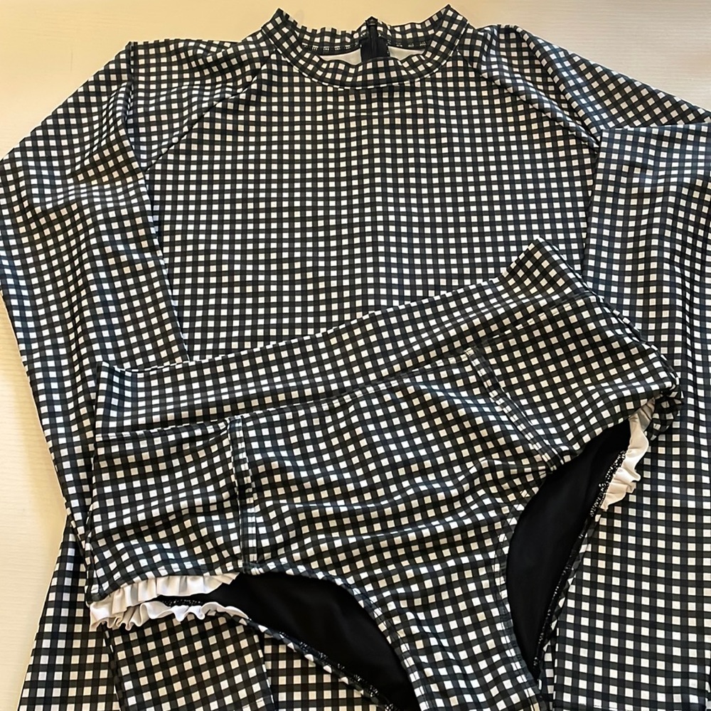 Albion rash guard size XL with matching bottoms in size Large
